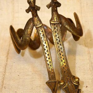 Tour de bras avec 2 génies et un serpent