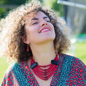 Collier africain en perles bakélite, pâte de verre et corne « Saba »