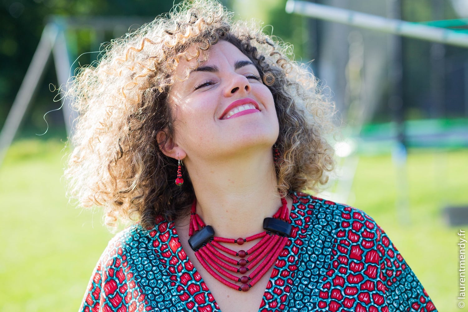 Collier africain en perles bakélite, pâte de verre et corne « Saba » – Image 2