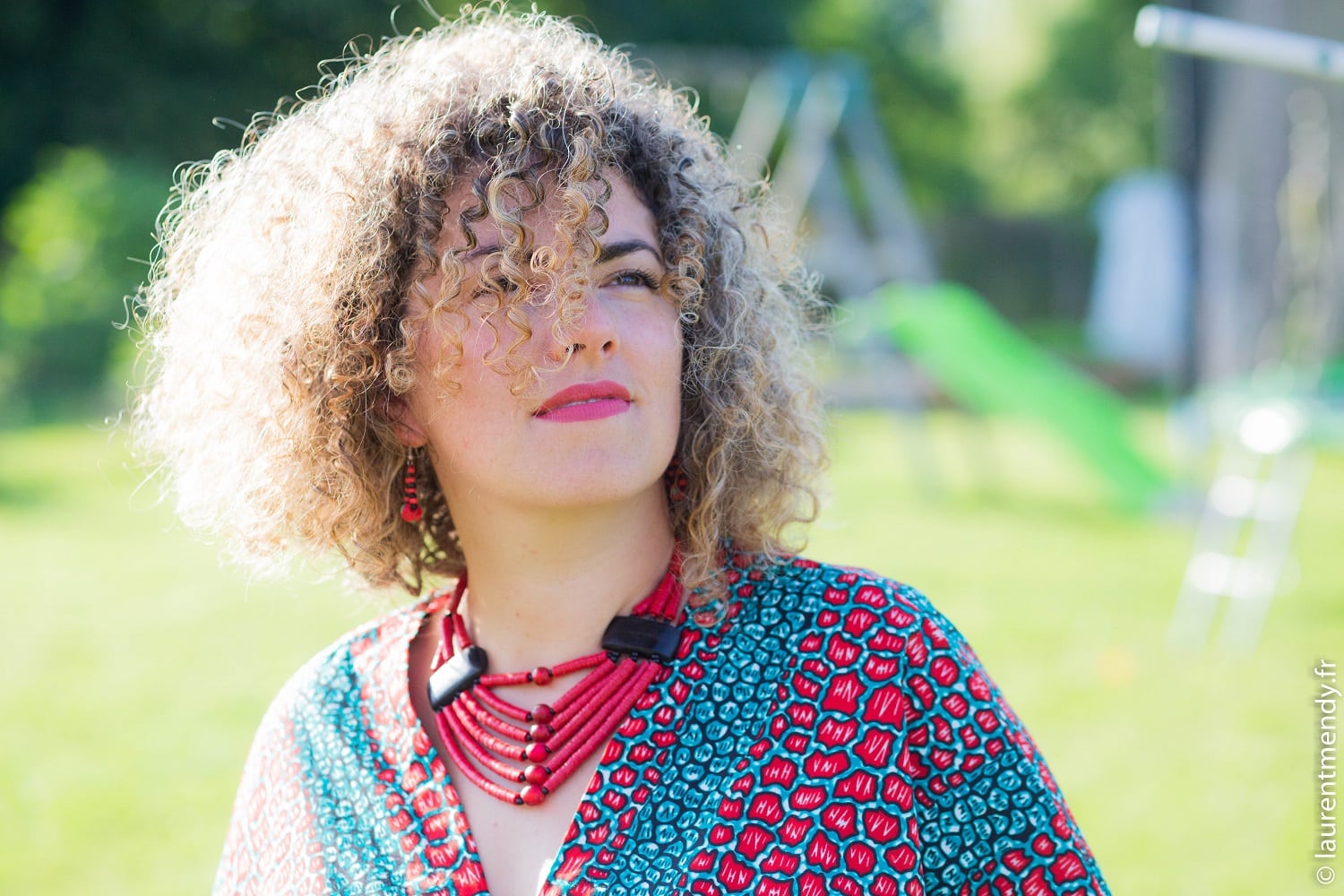 Collier africain en perles bakélite, pâte de verre et corne « Saba » – Image 5