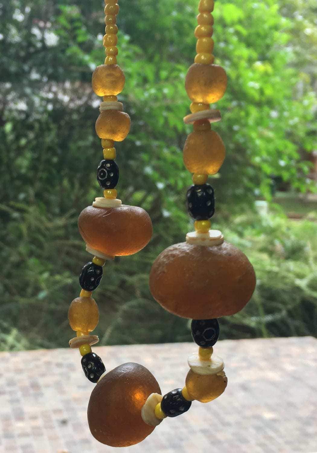 Collier africain en pâte de verre du Ghana – Image 4