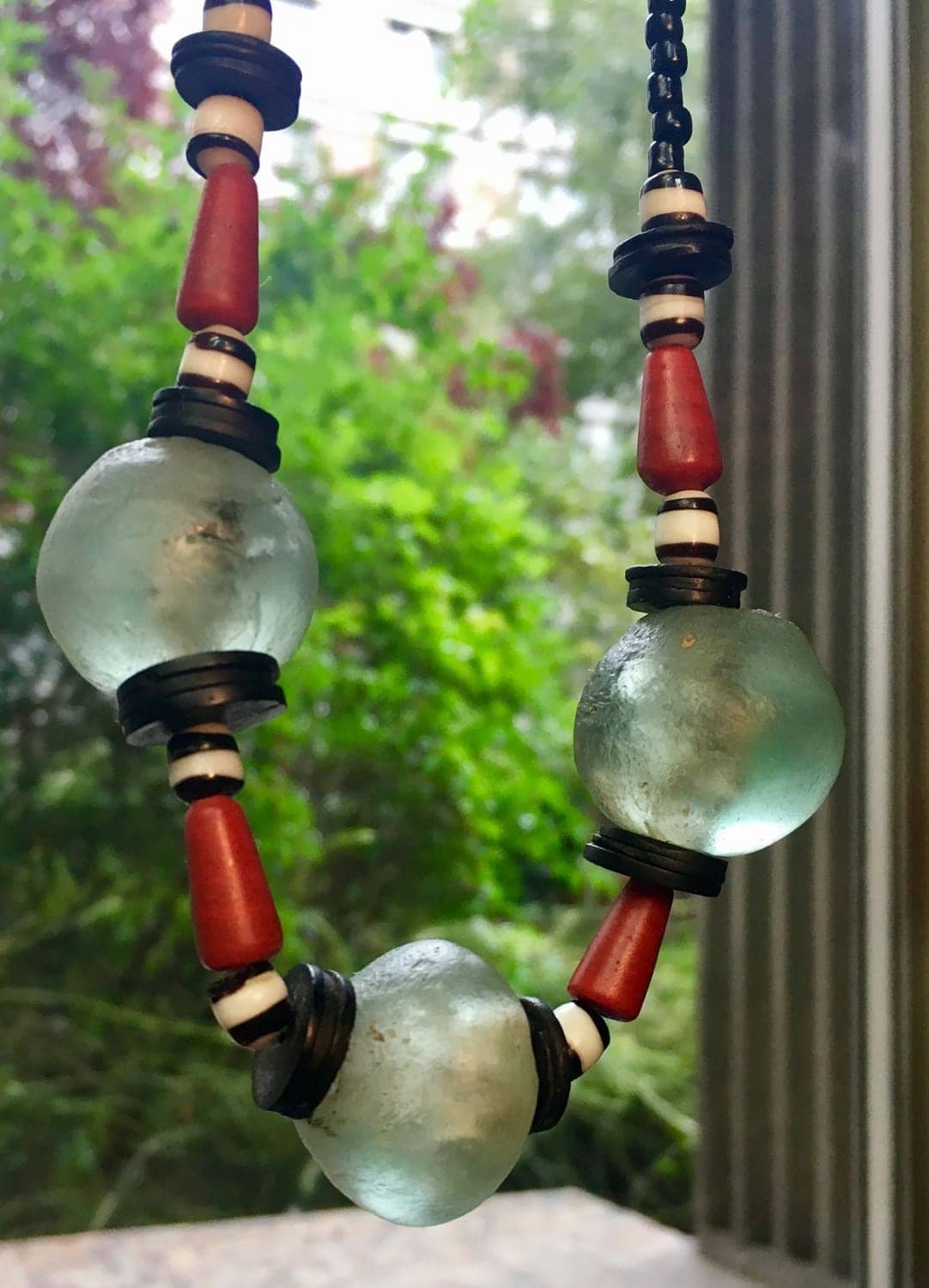 Collier africain en pâte de verre du Ghana – Image 3