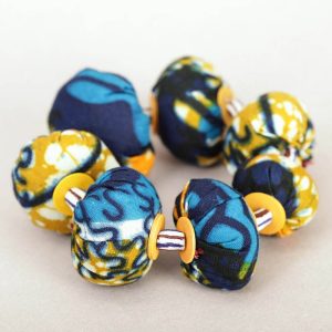 Bracelet en perles et tissu wax
