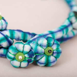 Collier talisman en calicot à deux fleurs