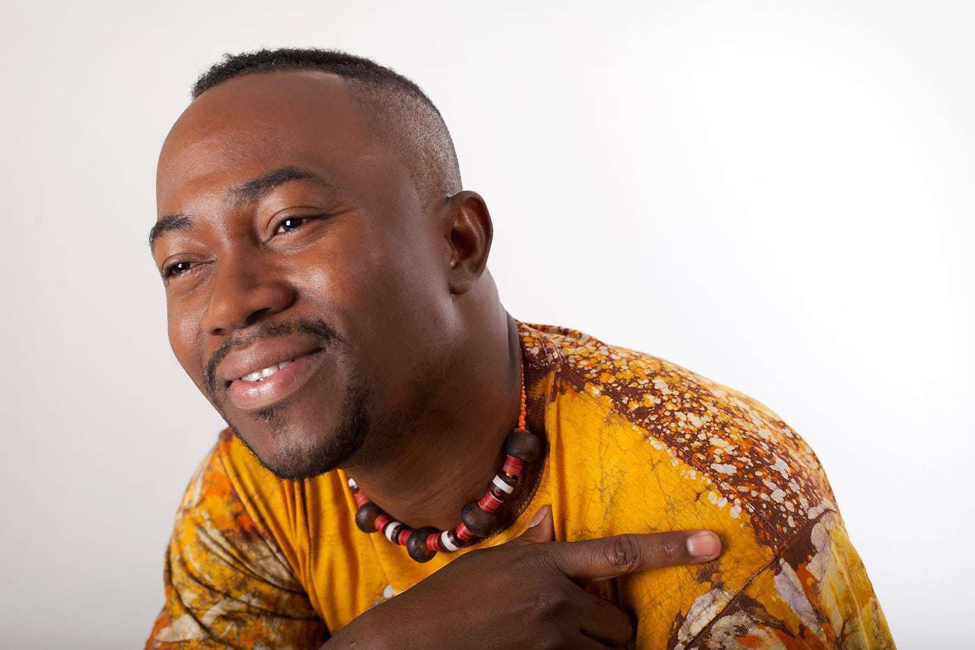 Collier africain en pâte de verre du Ghana