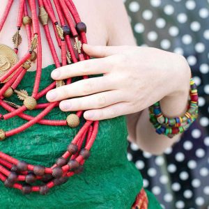 Collier africain en perle bakélite et tube d’ébène ou d’os : Tribu