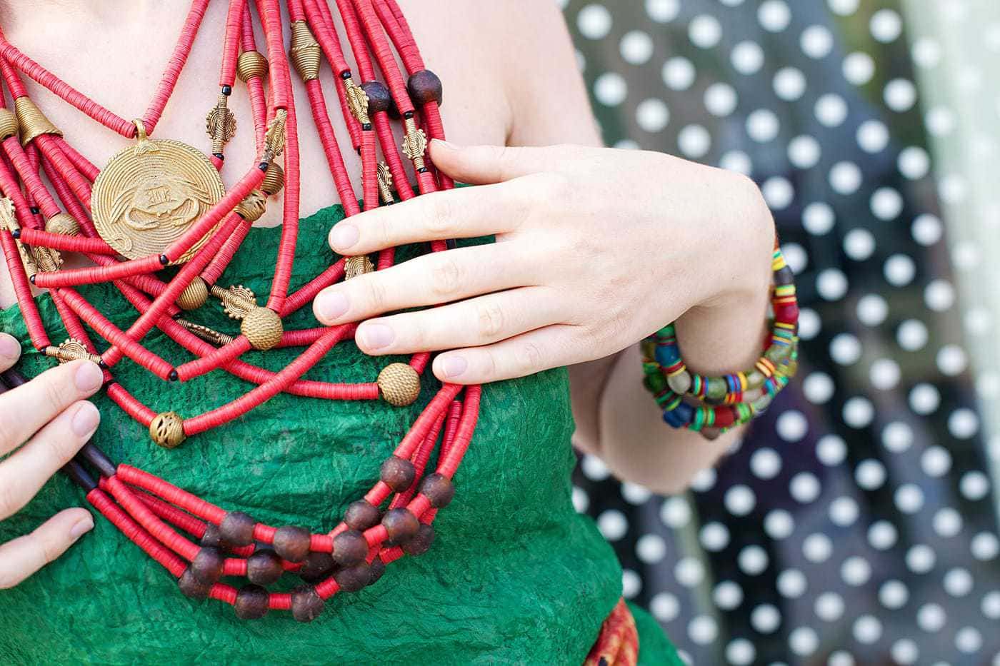 Collier africain en perle bakélite et tube d’ébène ou d’os : Tribu