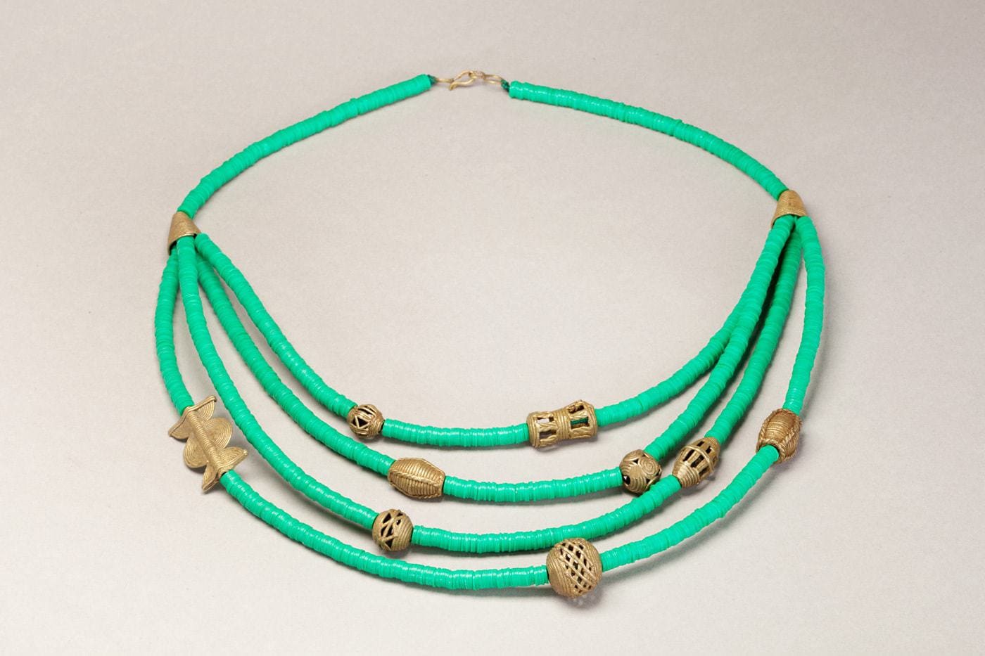 Collier africain en perles de bakélite et bronzes miniatures du Ghana : Akan – Image 9