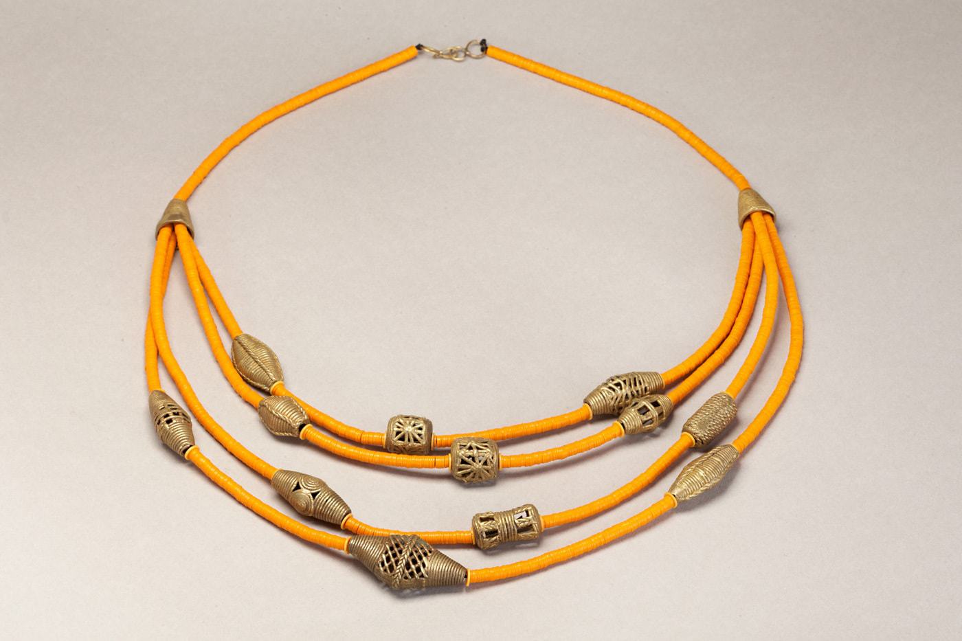 Collier africain en perles de bakélite et bronzes miniatures du Ghana : Akan – Image 7