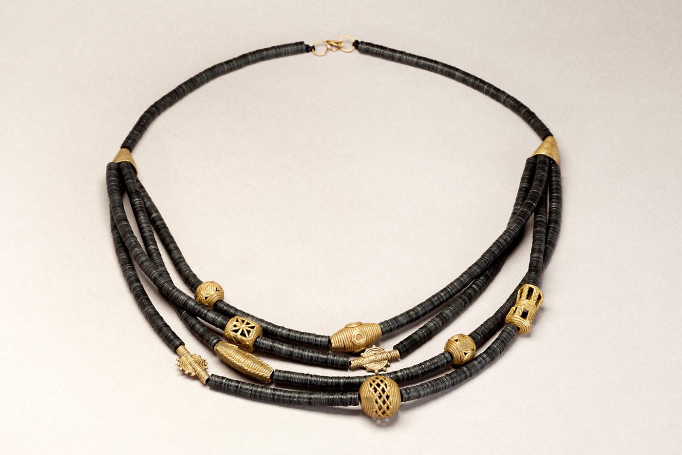 Collier africain en perles de bakélite et bronzes miniatures du Ghana : Akan – Image 6