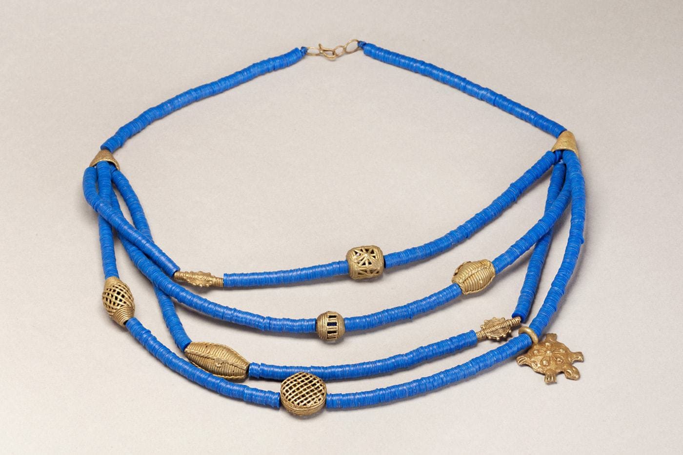 Collier africain en perles de bakélite et bronzes miniatures du Ghana : Akan – Image 5