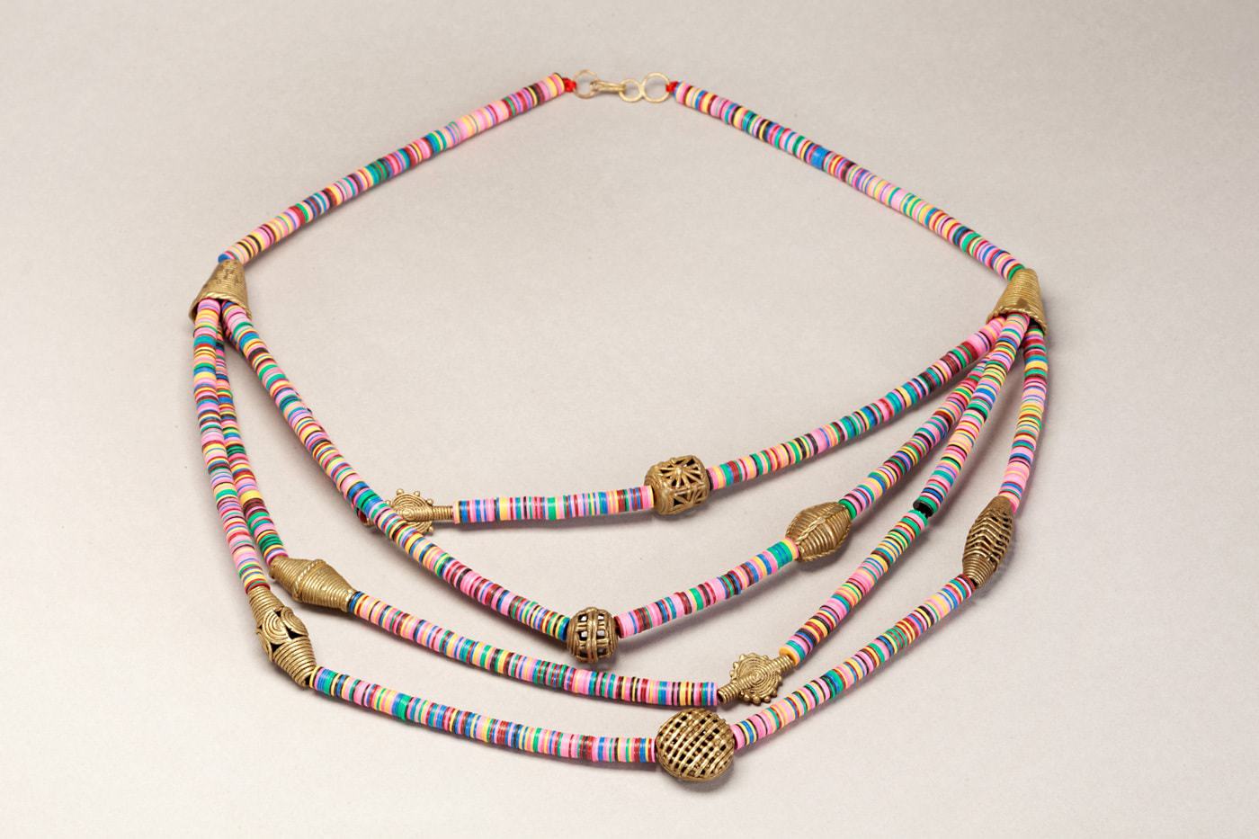 Collier africain en perles de bakélite et bronzes miniatures du Ghana : Akan – Image 4