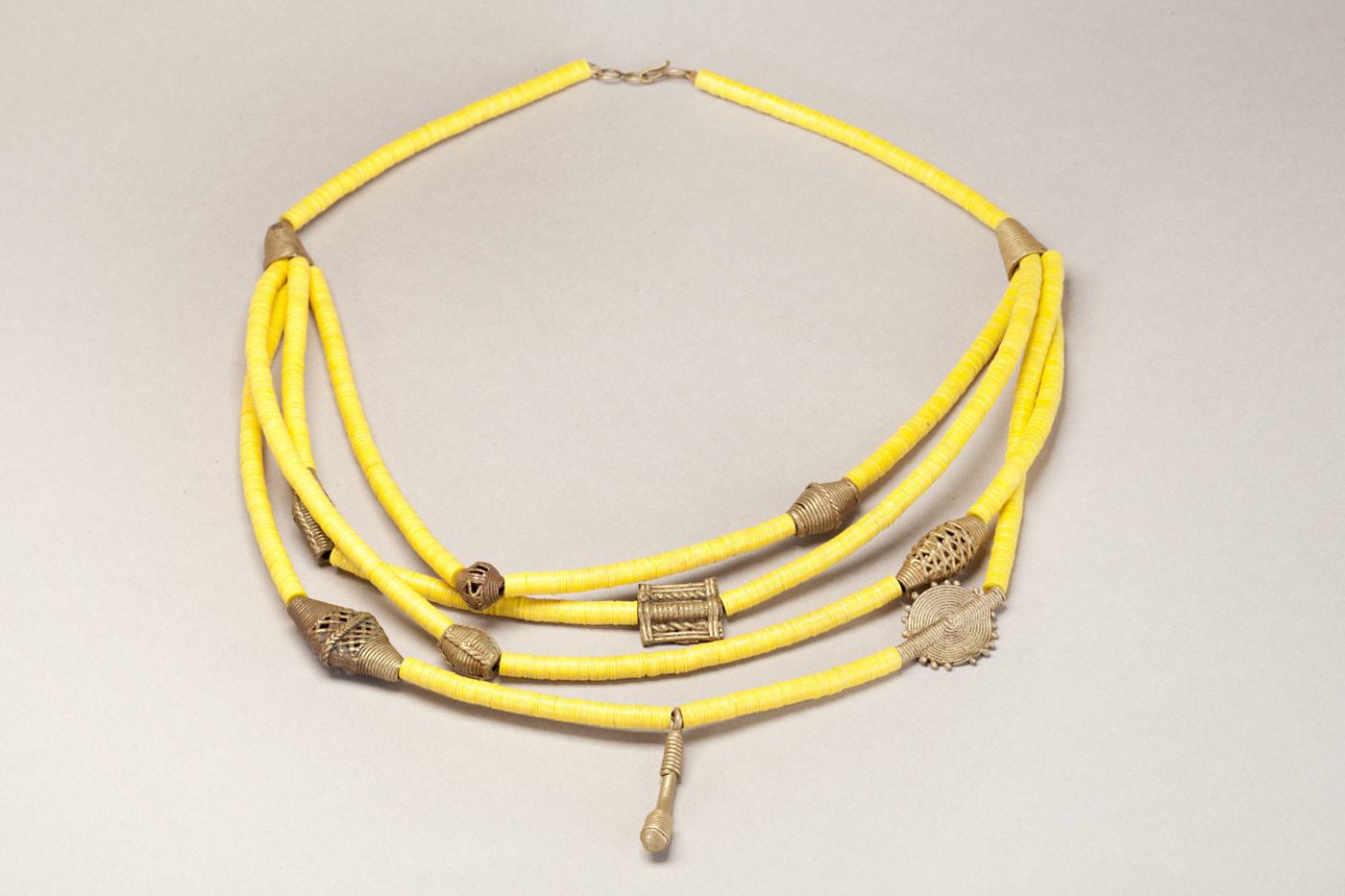 Collier africain en perles de bakélite et bronzes miniatures du Ghana : Akan – Image 3