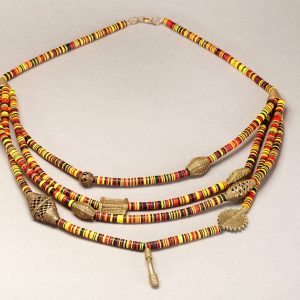 Collier africain en perles de bakélite et bronzes miniatures du Ghana : Akan