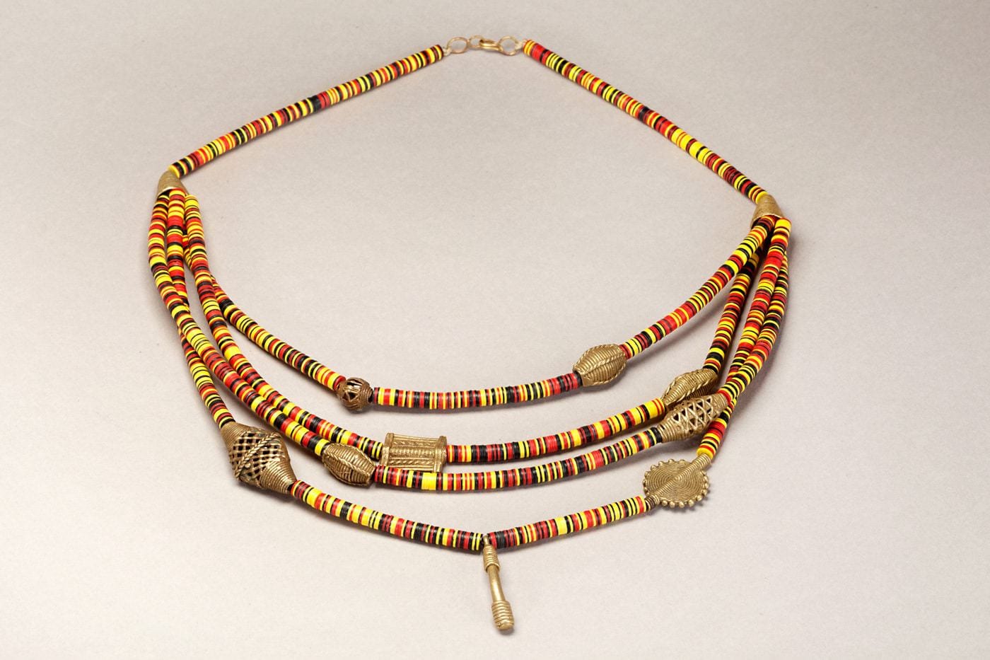 Collier africain en perles de bakélite et bronzes miniatures du Ghana : Akan – Image 2