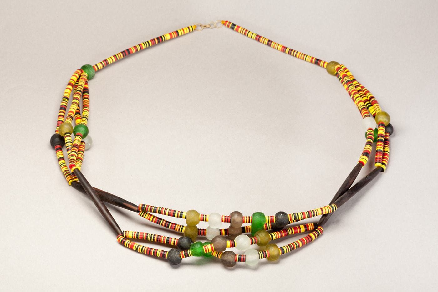 Collier africain en perle bakélite et tube d’ébène ou d’os : Tribu – Image 8