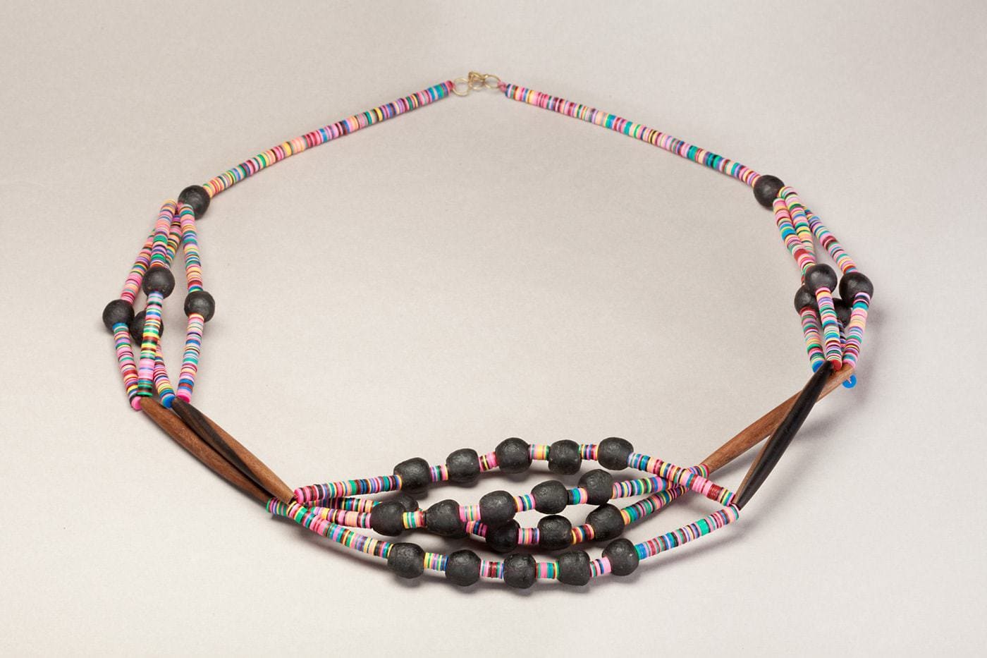 Collier africain en perle bakélite et tube d’ébène ou d’os : Tribu – Image 7