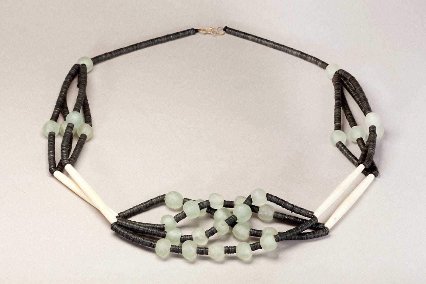 Collier africain en perle bakélite et tube d’ébène ou d’os : Tribu – Image 5