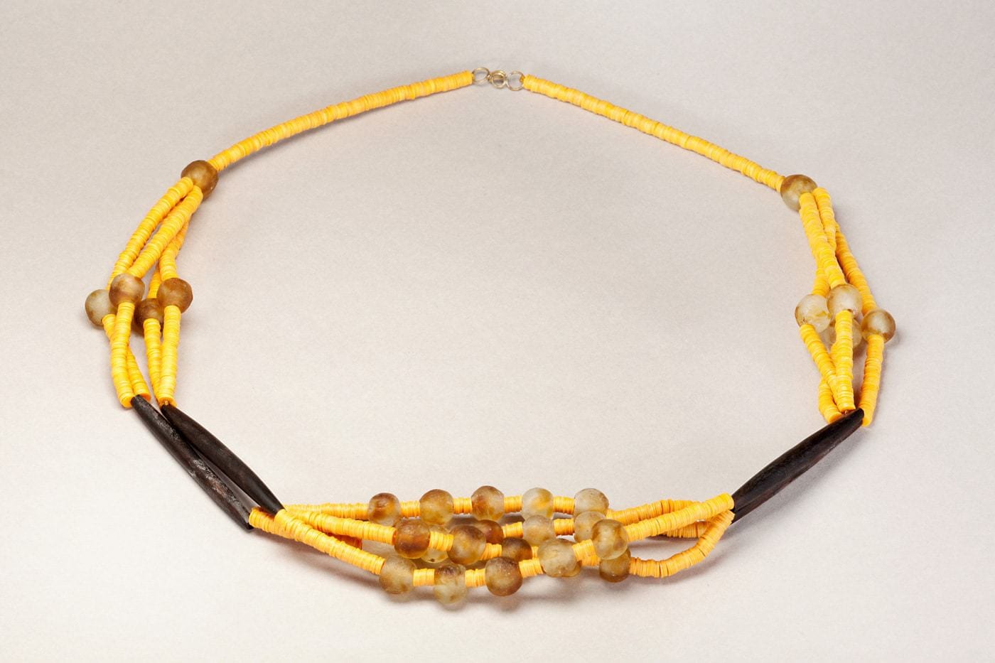 Collier africain en perle bakélite et tube d’ébène ou d’os : Tribu – Image 4