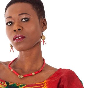 Collier africain : bakélite rouge et perle de bronze miniature