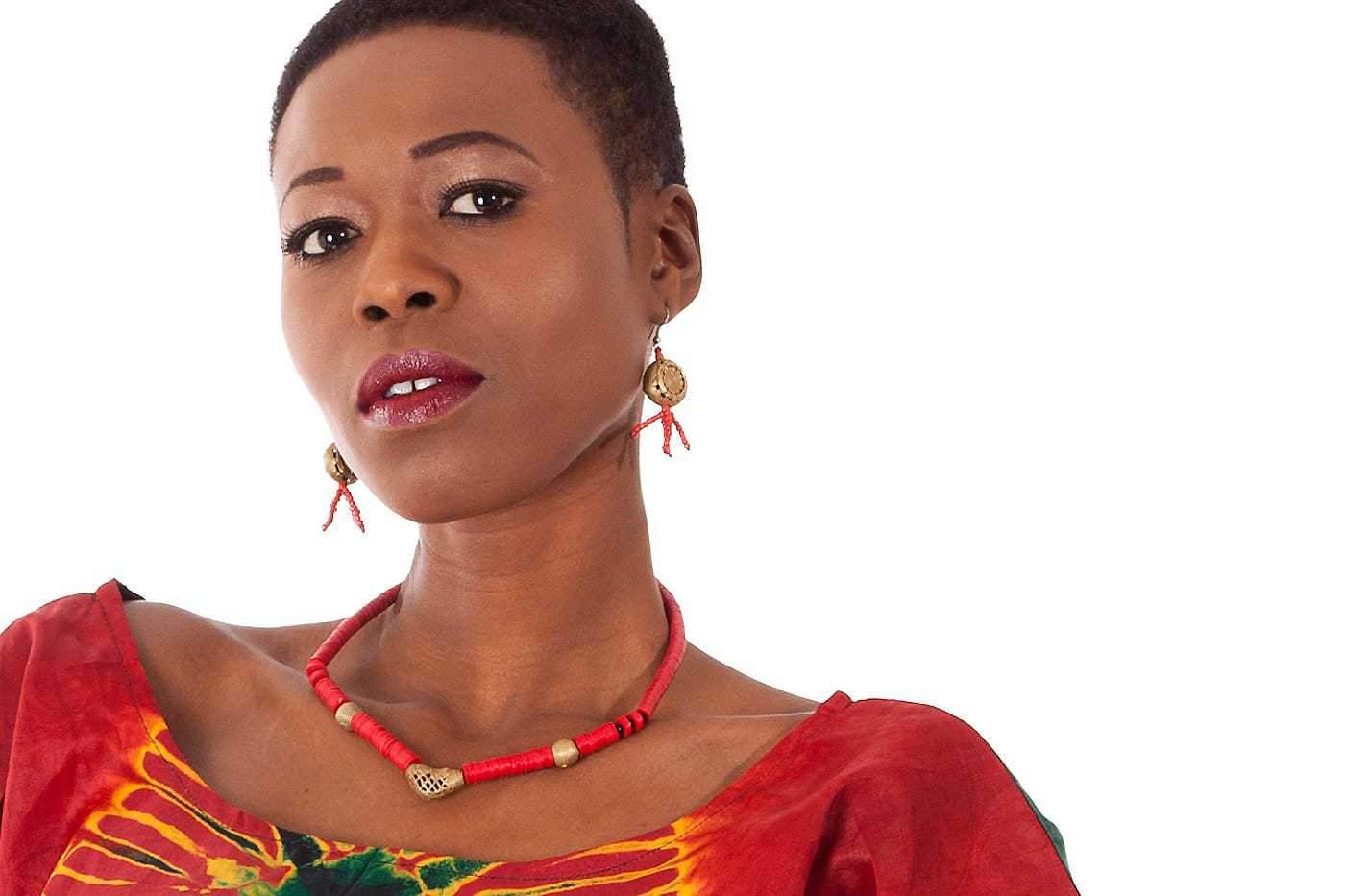 Collier africain : bakélite rouge et perle de bronze miniature