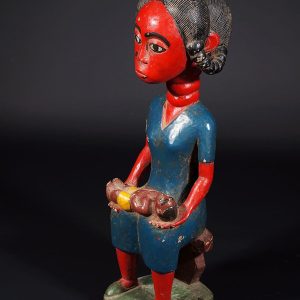 Colon maternité africaine rouge à robe bleue berçant son enfant