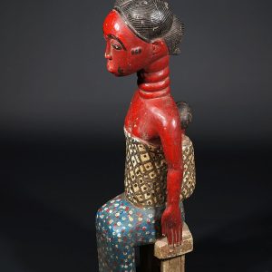 Colon maternité rouge avec son bébé dans son pagne